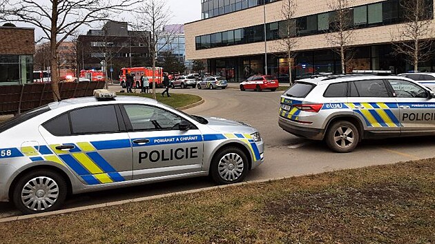 Policisté evakuovali dvě stovky lidí z kancelářského komplexu v Brně, v němž muž vyhrožoval střelnou zbraní. Pachatele zadrželi, na místo následně povolali pyrotechnika, aby prohlédl podezřelé zavazadlo.