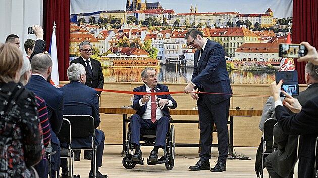 Prezident Miloš Zeman a jeho srbský protějšek Aleksandar Vučić (vpravo) slavnostně otevřeli Český dům. (30. ledna 2023)