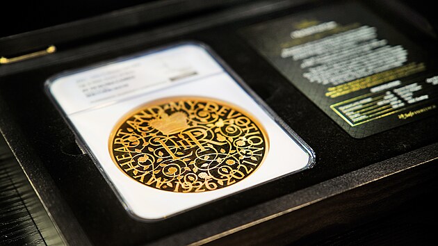 Celosvětově je jich pouze 18 a v České republice je podle všeho jediná. Unikátní zlatá mince vyrobená k 95. narozeninám britské panovnice Alžběty II. je nyní k vidění i v Karlových Varech v nově otevřené prodejně v areálu někdejší stáčírny Becherovky.