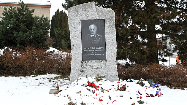 Pomník hroznatínského rodáka, generála a prezidenta Ludvíka Svobody. Zasněžené věnce a kytice jsou u něj od listopadu, kdy si lidé připomínají výročí jeho narození.