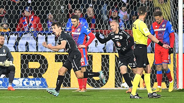 Petr Pudhorocký z Hradce Králové se raduje z gólu v zápase s Plzní.