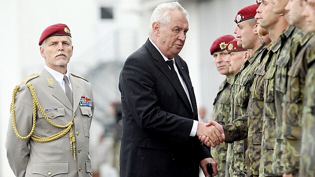 Generál Petr Pavel stojí za prezidentem Milošem Zemanem, který na vojenském letišti kondoluje vojákům.