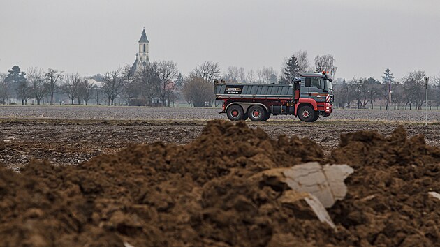 Na polích u Přerova nyní těžká technika chystá v trase budoucí dálnice k odvozu úrodnou horní vrstvu zeminy.