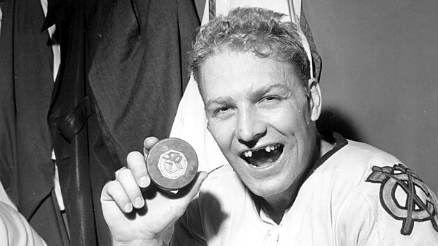 Bobby Hull z Chicago Blackhawks v roce 1962, slaví 50. gól v sezoně. | na serveru Lidovky.cz | aktuální zprávy