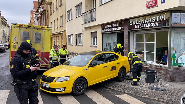 Chodkyni v pražských Střešovicích usmrtilo auto, samovolně se rozjelo