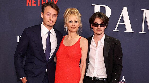 Herečka se syny: Brandon Thomas Lee, Pamela Andersonová a Dylan Jagger Lee (Los Angeles, 30. ledna 2023)