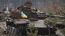 Kyjevská oblast. Zniený ruský tank vyzdobený dílem streetartového umlce...