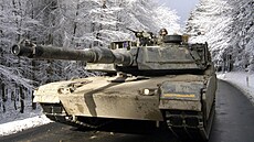 Americký tank M1A1 Abrams nedaleko Frankfurtu nad Mohanem bhem vojenského...
