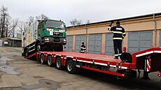 Dvan�ct let star� svozov� vozidlo zn. MAN, kter� ji� u n�s nem� vyu�it�, poslou�� technick�m slu�b�m na Ukrajin�, konkr�tn� v partnersk�m m�st� Ivano-Frankivsk. Star�� v�z zdob� obr�zky d�t� ze ZU� Bed�icha Koz�nka.