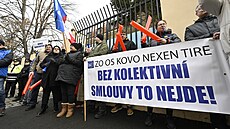 Protest zaměstnanců společnost Nexen Tire před velvyslanectvím Korejské... | na serveru Lidovky.cz | aktuální zprávy