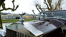 Flying Lady je ozdoba kapoty vozů Rolls-Royce.