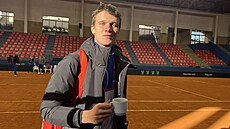 Jakub Meník si na trénink ped utkáním Davis Cupu v Portugalsku nese pro...