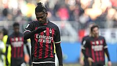 Fotbalisté AC Milán doma prohráli se Sassuolem 2:5 Na snímku na�tvaný úto�ník...