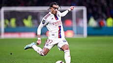 Francouzský obránce Malo Gusto v dresu Lyonu.