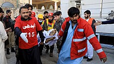 V pákistánském Péšávaru útočil sebevražedný atentátník. Odpálil se u mešity ve...