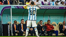 Argentinský kapitán Lionel Messi po gólu v semifinále MS v Kataru stojí před...
