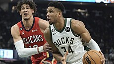 Janis Adetokunbo (vpravo) z Milwaukee brán�ný Jaxsonem Hayesem z New Orleans.