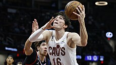 Cedi Osman z Clevelandu útoí na ko Los Angeles Lakers. Bránit se ho snaí...