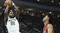 Khris Middleton z Milwaukee stílí na ko New Orleans. Sleduje ho Jaxson Hayes.