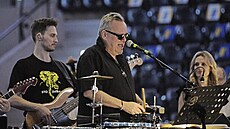 Skupina Sto Zvíat pi koncertu v pardubické hale.