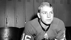 Bobby Hull jako osmnáctiletý mladík v kabině Chicago Blackhawks, rok 1957