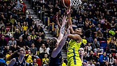 Alyssa Thomasová (vpravo) z USK Praha zakonuje na ko Fenerbahce.