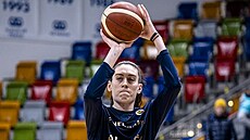 Breanna Stewartová z Fenerbahce se chystá na zápas v Praze v hale Královka.