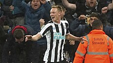 Sean Longstaff z Newcastle United slaví gól.