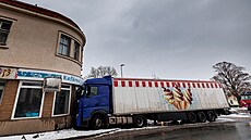 Kamion naboural do kavárny v �eském Mezi�í�í na Rychnovsku. (30. ledna 2023)