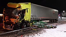 U Stonaova se eln stetla dv nákladní vozidla, jednu osobu museli hasii...