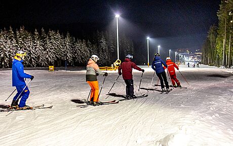 Ve Skiareálu Lipno se pod rozsvícenými lampami jezdí na Jezerní sjezdovce denn...