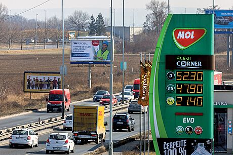 Rekordní ceny pohonných hmot zaaly po prázdninách klesat a benzin Natural 95...