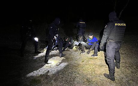 Pjdete s námi. Policie objevuje a zatýká v lese u Balkové v noci první bence...