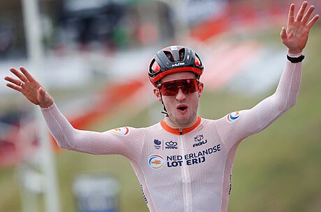 Nizozemský cyklokrosa Ryan Kamp se raduje v cíli závodu smíené tafety na MS.