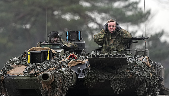 Nmecký ministr obrany Boris Pistorius v tanku Leopard 2 ve vojenském prostoru...