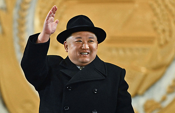 Kim �ong-un dohlí�el na p�ehlídku u p�íle�itosti 75. výro�í zalo�ení...