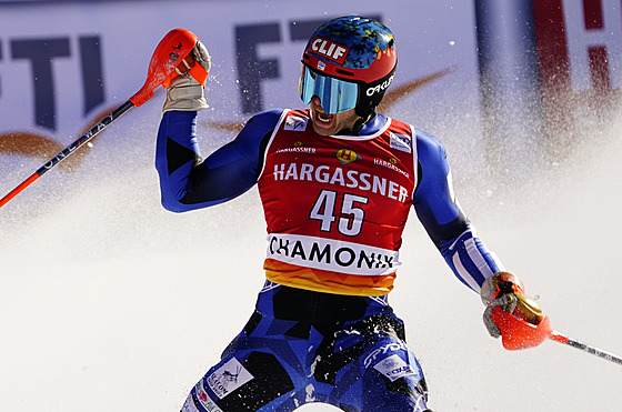 AJ Ginnis se z 23. místa po 1. kole se dostal ve slalomu v Chamonix na druhou...
