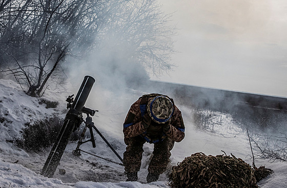 Písluník ukrajinských sil pálí na ruské pozice u Vuhledaru v Doncké oblasti....