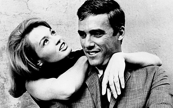 Skladatel Burt Bacharach na snímku z roku 1965 se svou manelkou herekou Angie...