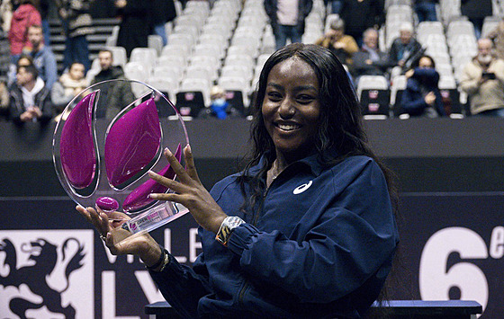Americká tenistka Alycia Parksová s trofejí pro vítzku turnaje v Lyonu.