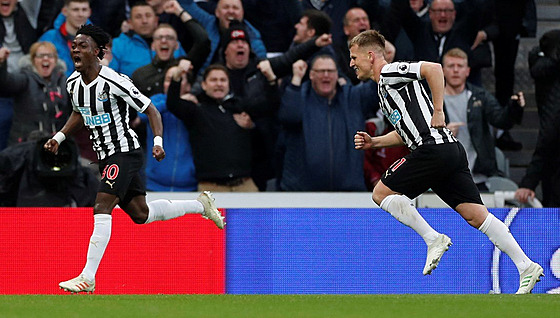 Christian Atsu (vlevo) v roce 2019, kdy hrával za anglický Newcastle.