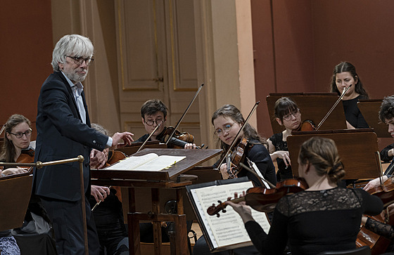 Dirigent Giovanni Antonini a lenové eské studentské filharmonie