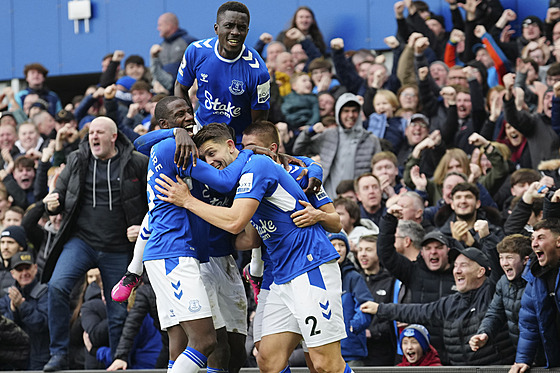 Fotbalisté Evertonu se radují z gólu, který vst�elil James Tarkowski.