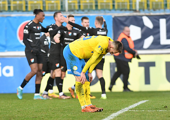 Fotbalisté Baníku Ostrava slaví gól v Teplicích.