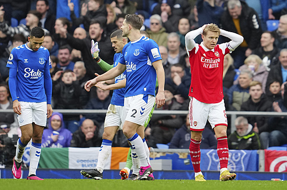 Zálo�ník Martin Odegaard z Arsenalu (vpravo) se dr�í za hlavu po promarn�né...
