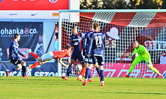 Brnnský záloník Michal evík hlavou stílí gól v utkání proti Plzni.