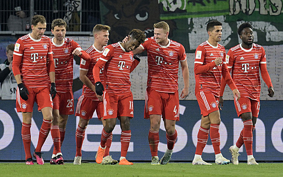 Fotbalisté Bayernu Mnichov oslavují gól, který vstelil Kingsley Coman (s...