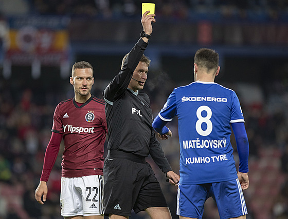 Mladoboleslavský záloník Marek Matjovský inkasuje v zápase proti Spart...