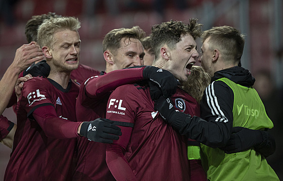 Fotbalisté Sparty se radují z gólu, který vstelil Ladislav Krejí.