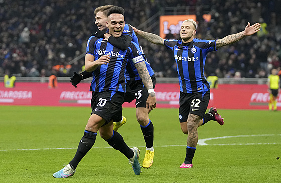 Fotbalisté Interu Milán se radují z gólu Lautara Martineze.